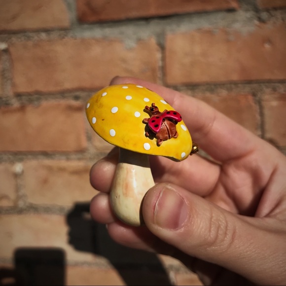 SOLD || VINTAGE Magic Mushroom Brooch - Picture 2 of 5
